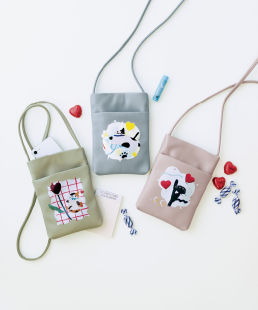 日单小众卡通图案印花合作版 PU斜挎包手机包