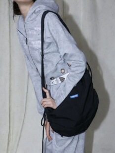 日单SEQ 街潮大容量防泼水尼龙料侧边抽绳单肩包斜挎包