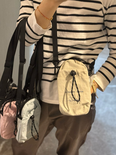 放护照手机 前兜抽绳 上新日单户外刺绣尼龙小斜挎包 主包拉链