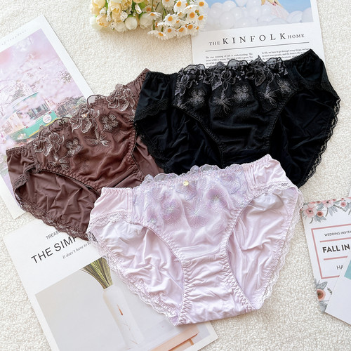 刺绣顺滑牛奶丝少女甜美三角内裤