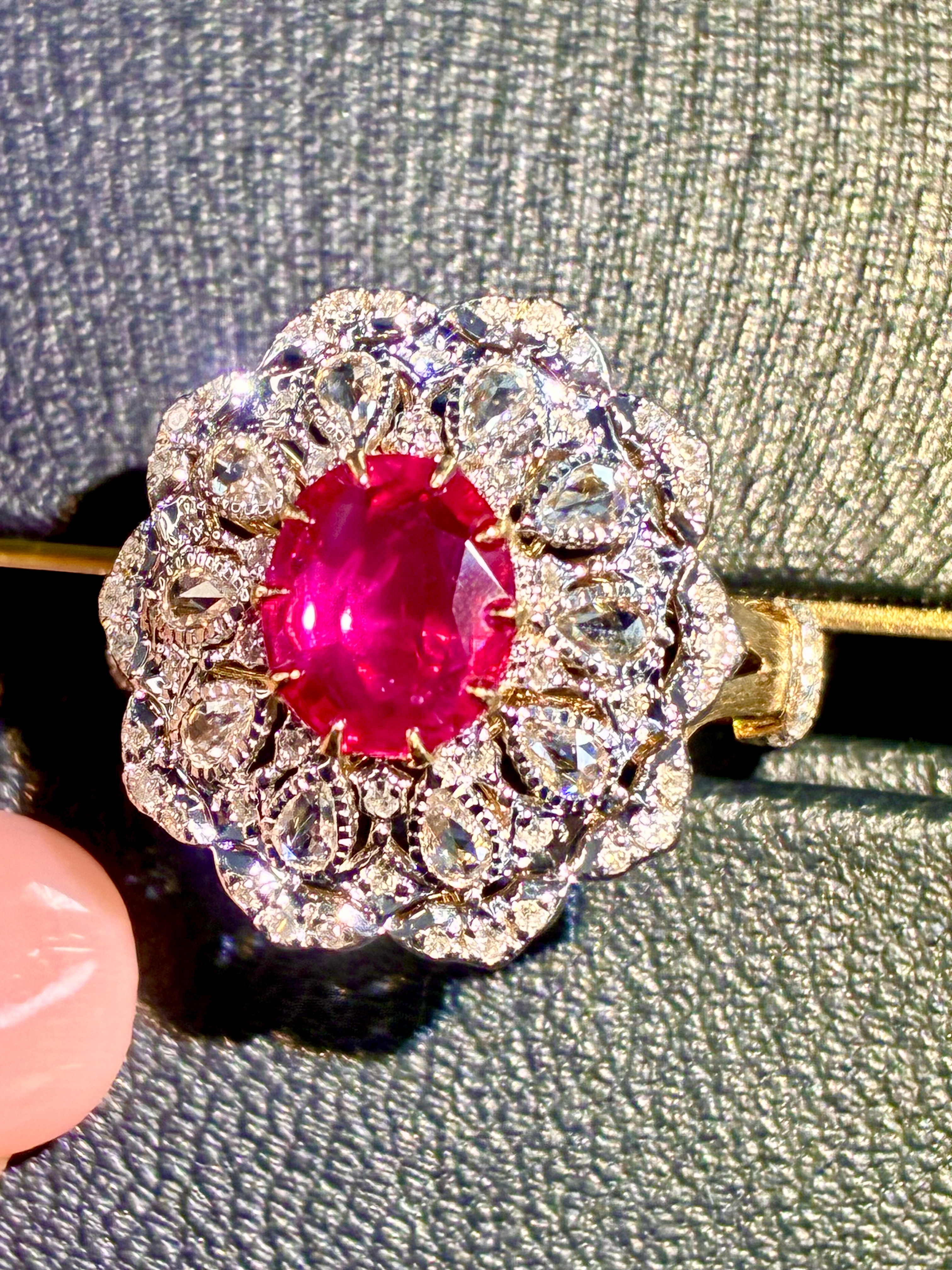 收藏级 缅甸 无烧 鸽血红红宝石GIA 1.19克拉18K镶钻石双色金工艺