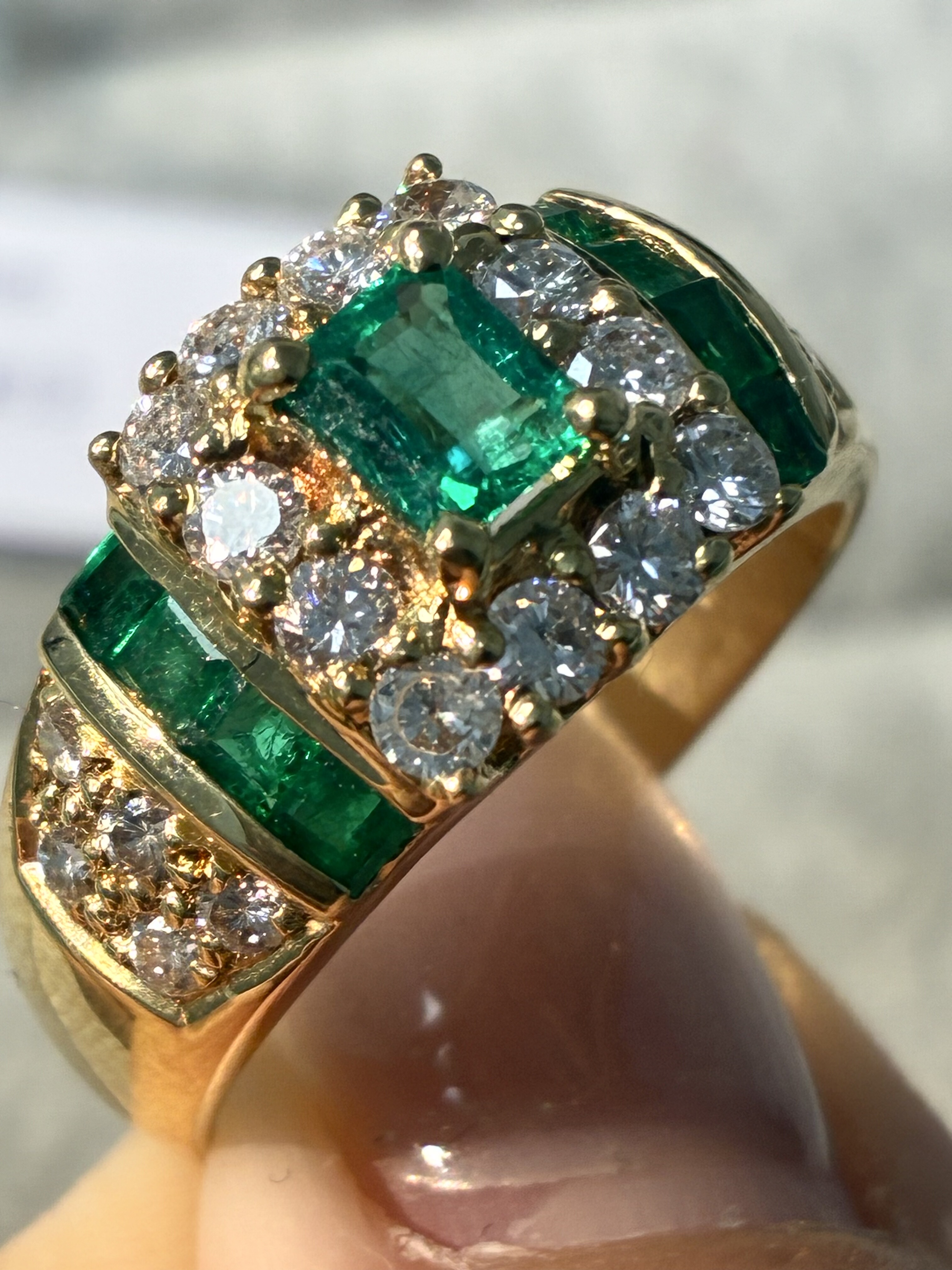 1万多亏本卖的18K黄金镶嵌祖母绿钻石戒指7.7克重