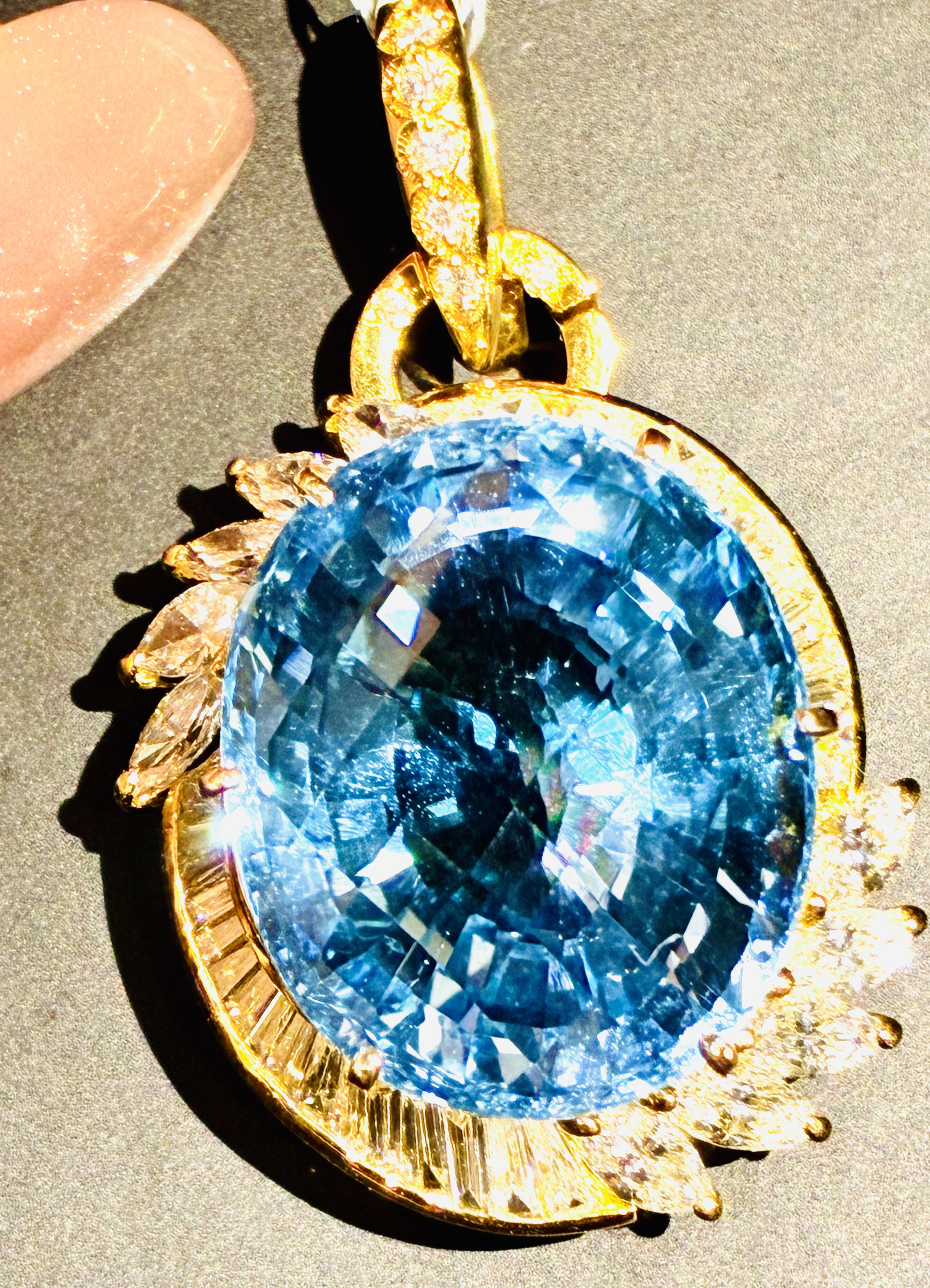 1万多亏本卖 香港珠宝展大漏18K黄金镶嵌2克拉多天然钻石30卡托帕