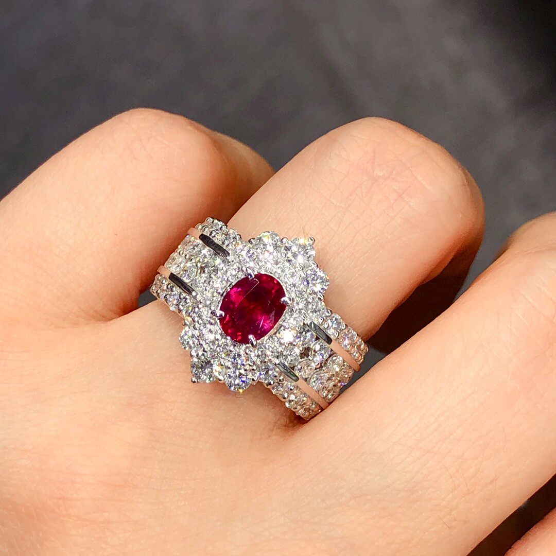 收藏级缅甸产地 无烧1.2克拉红宝石钻戒 正红色玻璃体gia国际证书