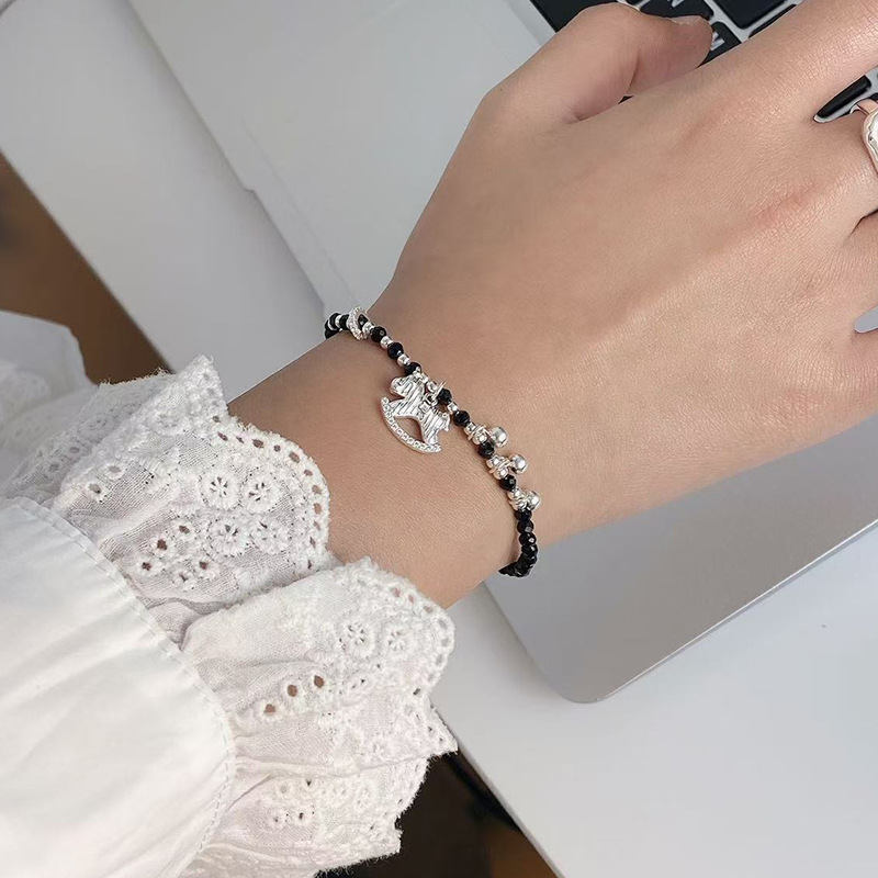 925纯银镶钻木马黑尖晶手链女时尚童趣设计感串珠弹力绳手饰B6735