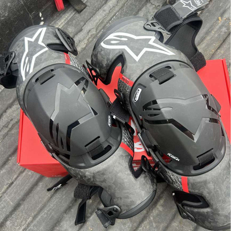 意大利a星碳纤维护膝摩托骑行护具机械防摔护腿越野比赛防护装备