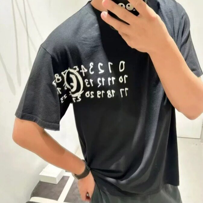 M马风格字母 涂鸦肩膀数字印花四缝线百搭男女圆领休闲短袖T恤tee