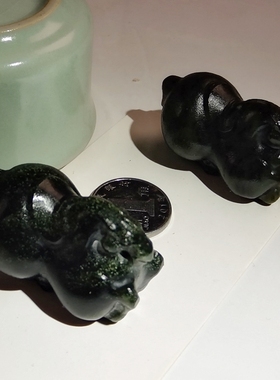 深墨绿色天然和田玉手把件摆件笔搁 马到成功