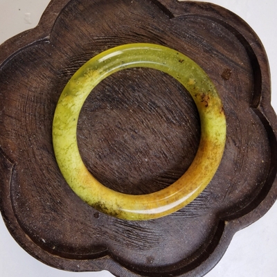 亏甩 岫玉绿野草花手镯 玉镯 圈口58.3