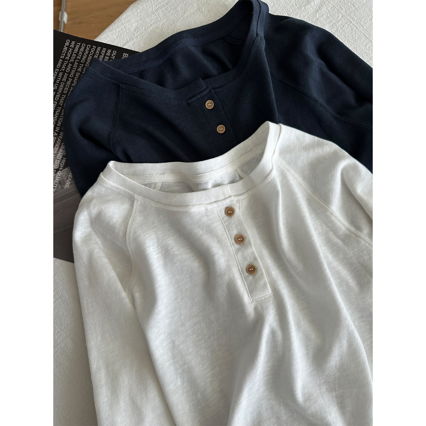 三粒扣麻感棉长袖插肩袖T恤