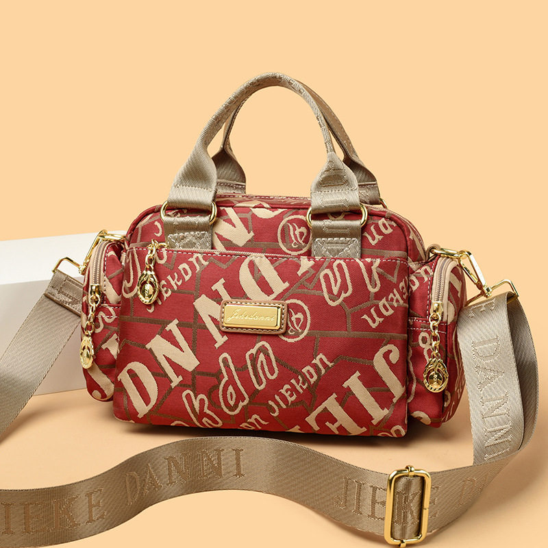 时尚字母印花腋下包女红色小方包斜挎单肩包大容量百搭手提包背包