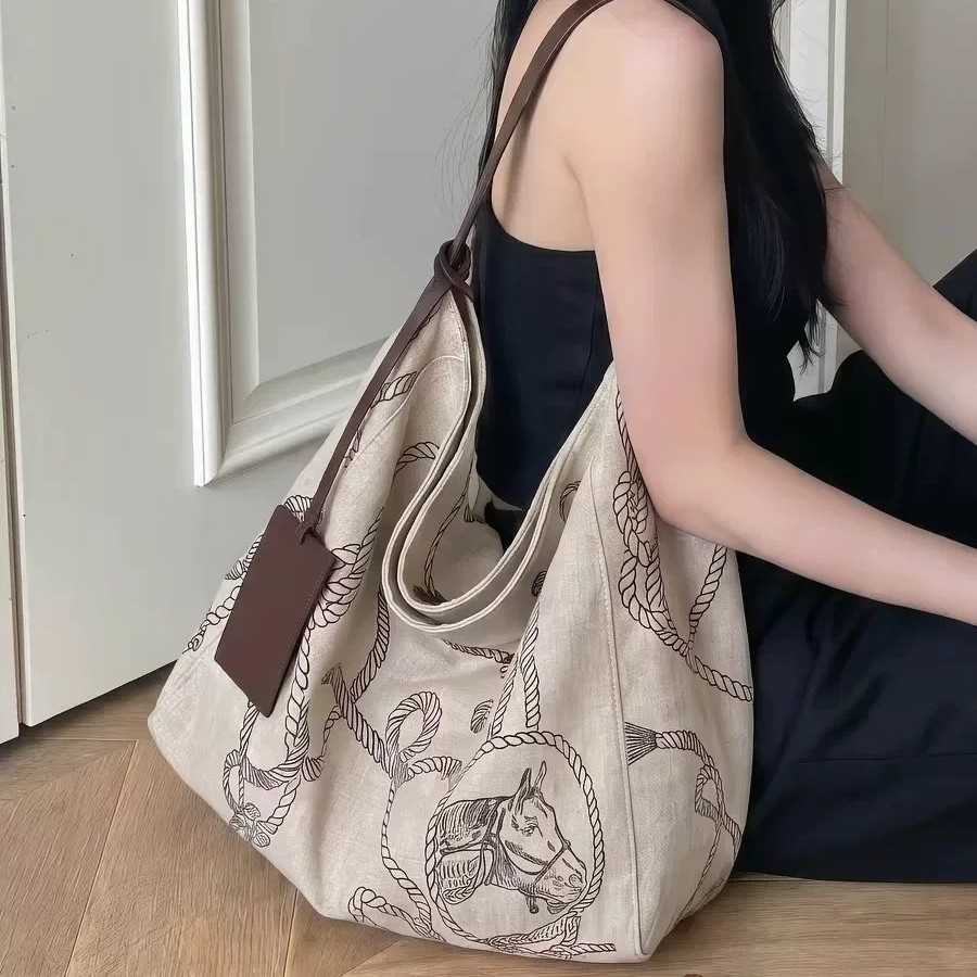 新款小众复古印花百搭帆布休闲托特包女大容量手提包时尚通勤背包