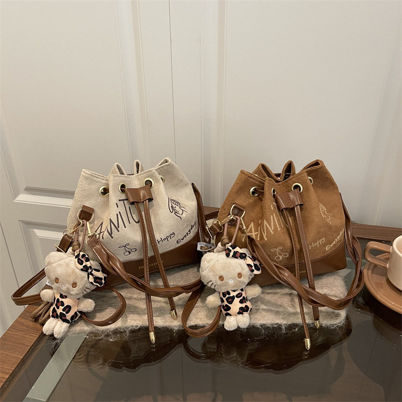 设计感水桶包包女款轻奢小众单肩包麂皮绒热销女包复古斜挎包韩版