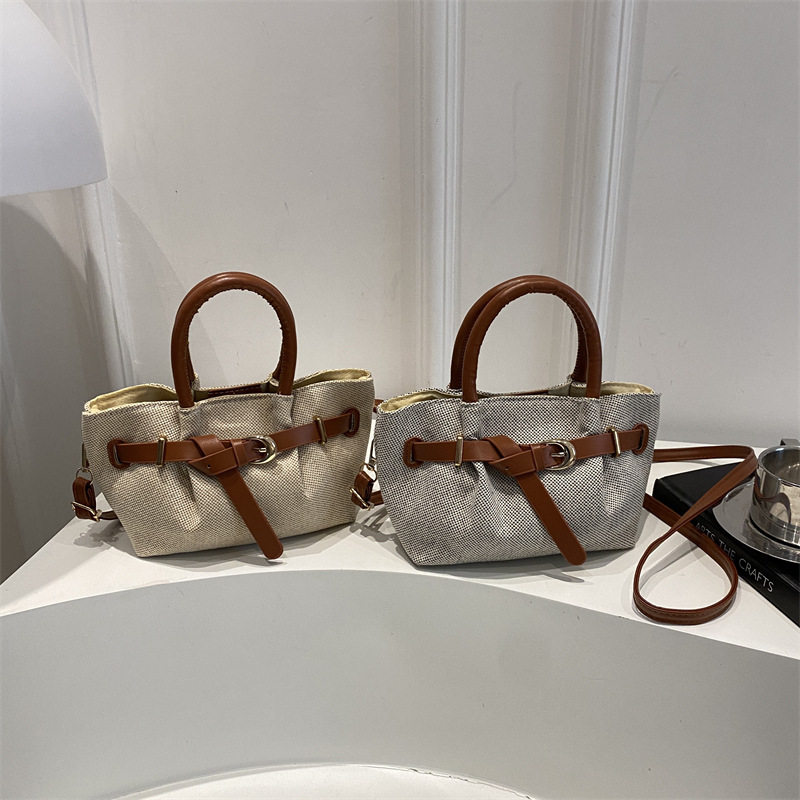 大容量手提单肩腋下2026新款潮流通勤皮带扣褶皱简约休闲小方包女