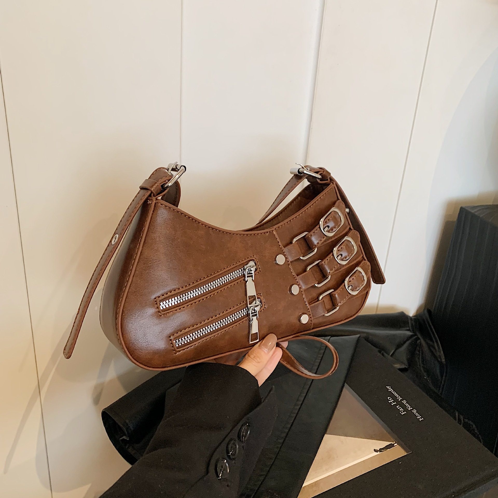 时尚潮流休闲简约质感法棍包潮流机车小众设计洋气单肩斜挎包百搭,箱包皮具/热销女包/男包,腋下包,淘宝优惠券,粉丝福利购,淘宝优惠卷