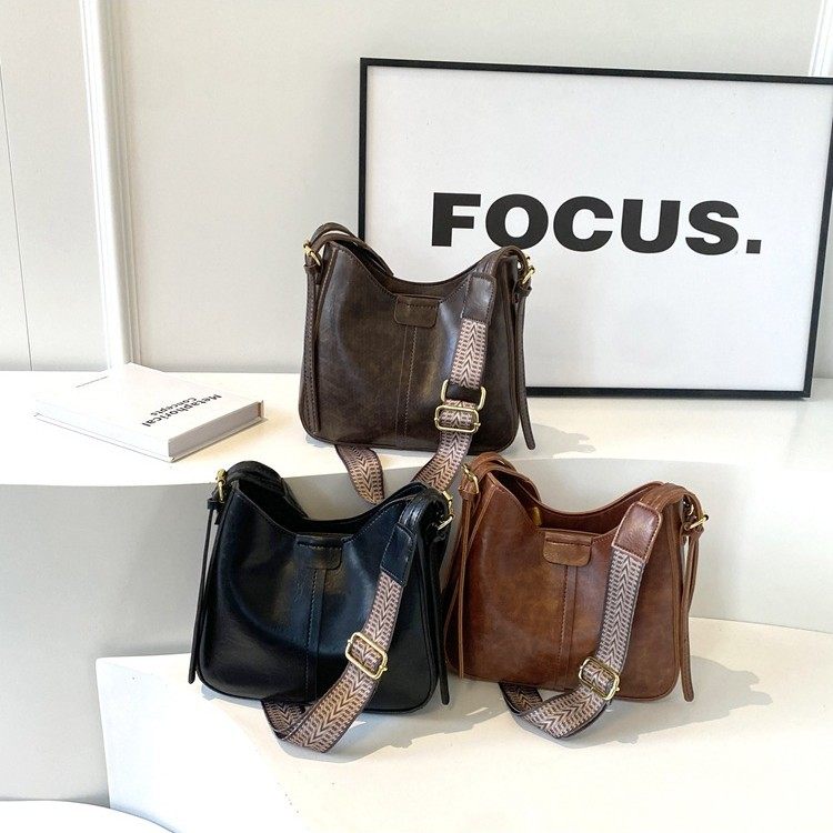 包包女士新款潮感时尚斜挎包复年流行宽带单肩水桶包百搭斜挎背包,箱包皮具/热销女包/男包,水桶包,淘宝优惠券,粉丝福利购,淘宝优惠卷