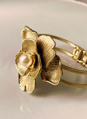 欧美街拍秀场款复古超质感铸铜重工珍珠花镯弹簧开合式手镯腕饰