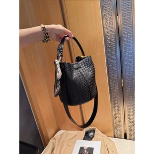 编织水桶包女高级感真皮手提包洋气百搭单肩斜挎包 MIRACKLES新款