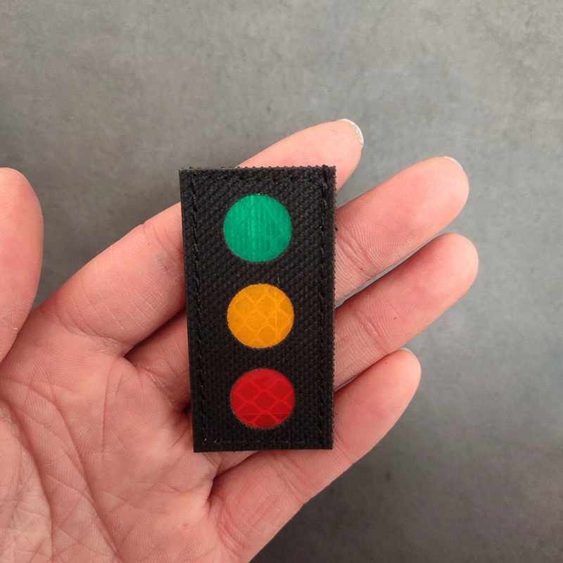 个性反光红绿灯交通信号魔术贴章创意标志背包贴章衣服臂章肩章