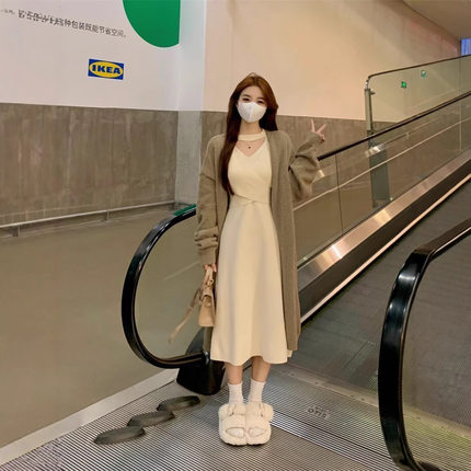 温柔风挂脖针织打底连衣裙子女2024新款秋冬气质显瘦内搭a字长裙