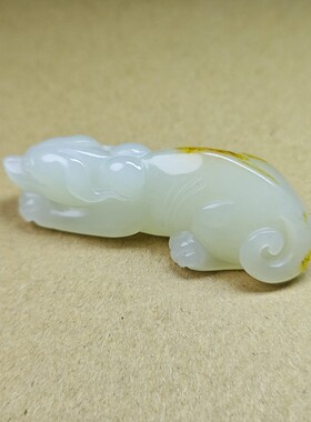 和田玉籽料狗吊坠大师手工雕