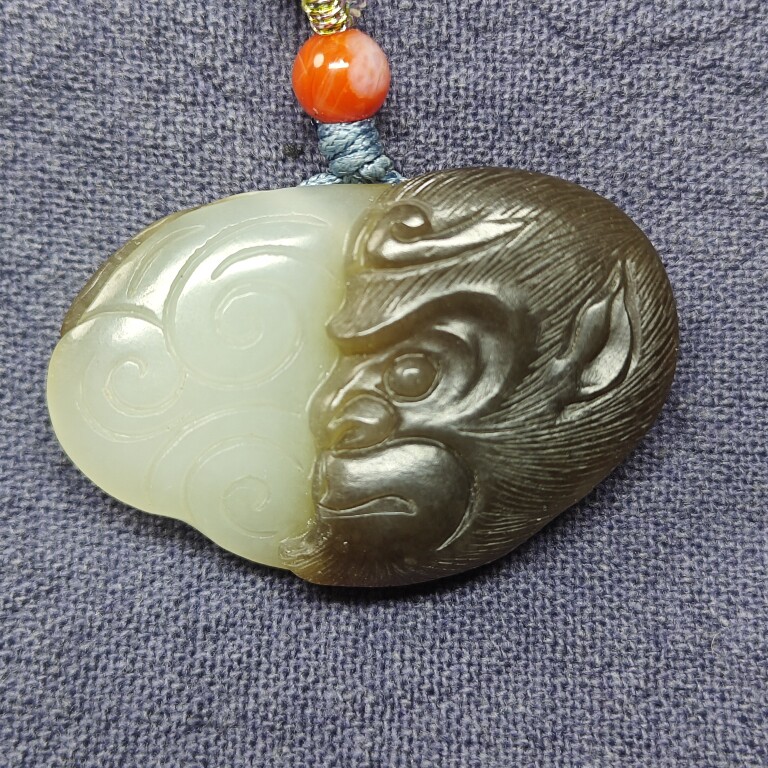 玉猴生肖挂件天然和田玉籽晴水料吊坠手工巧雕大师玉坠神绚玉器