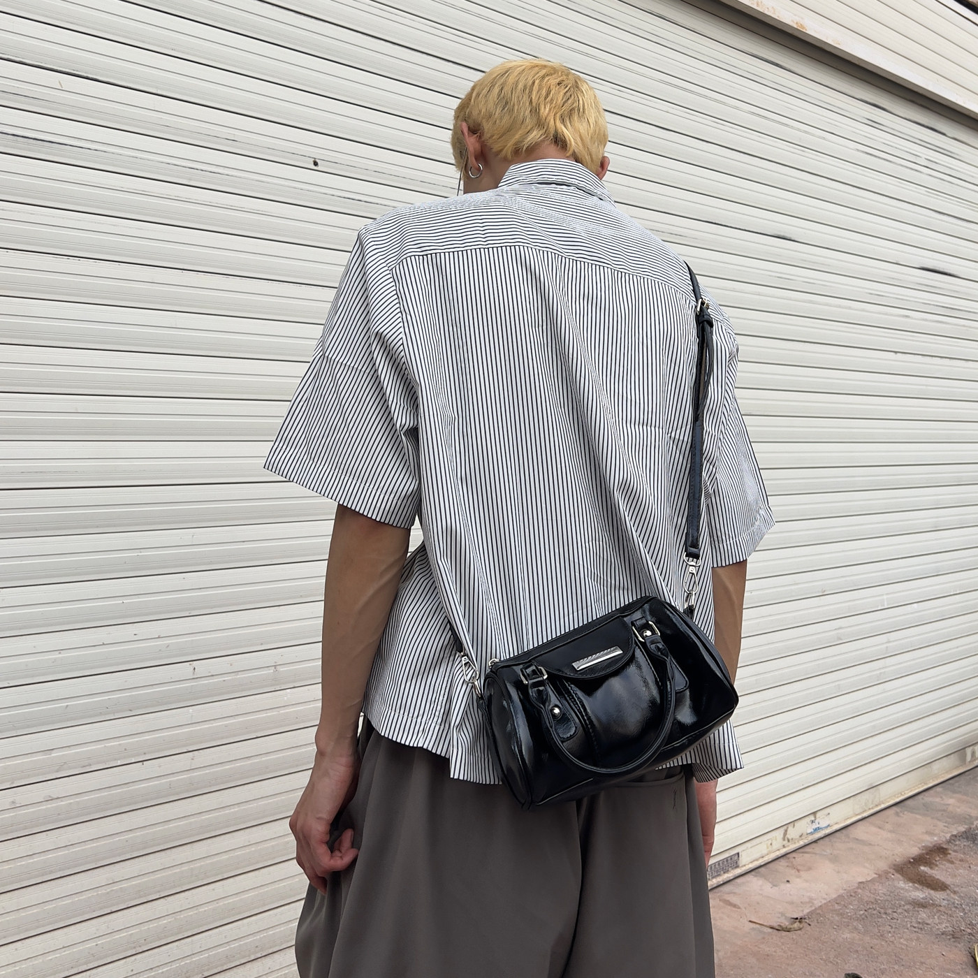 YEUN暗黑系ins复古手提波士顿包机车风pu保龄球通勤斜挎包男女潮图片