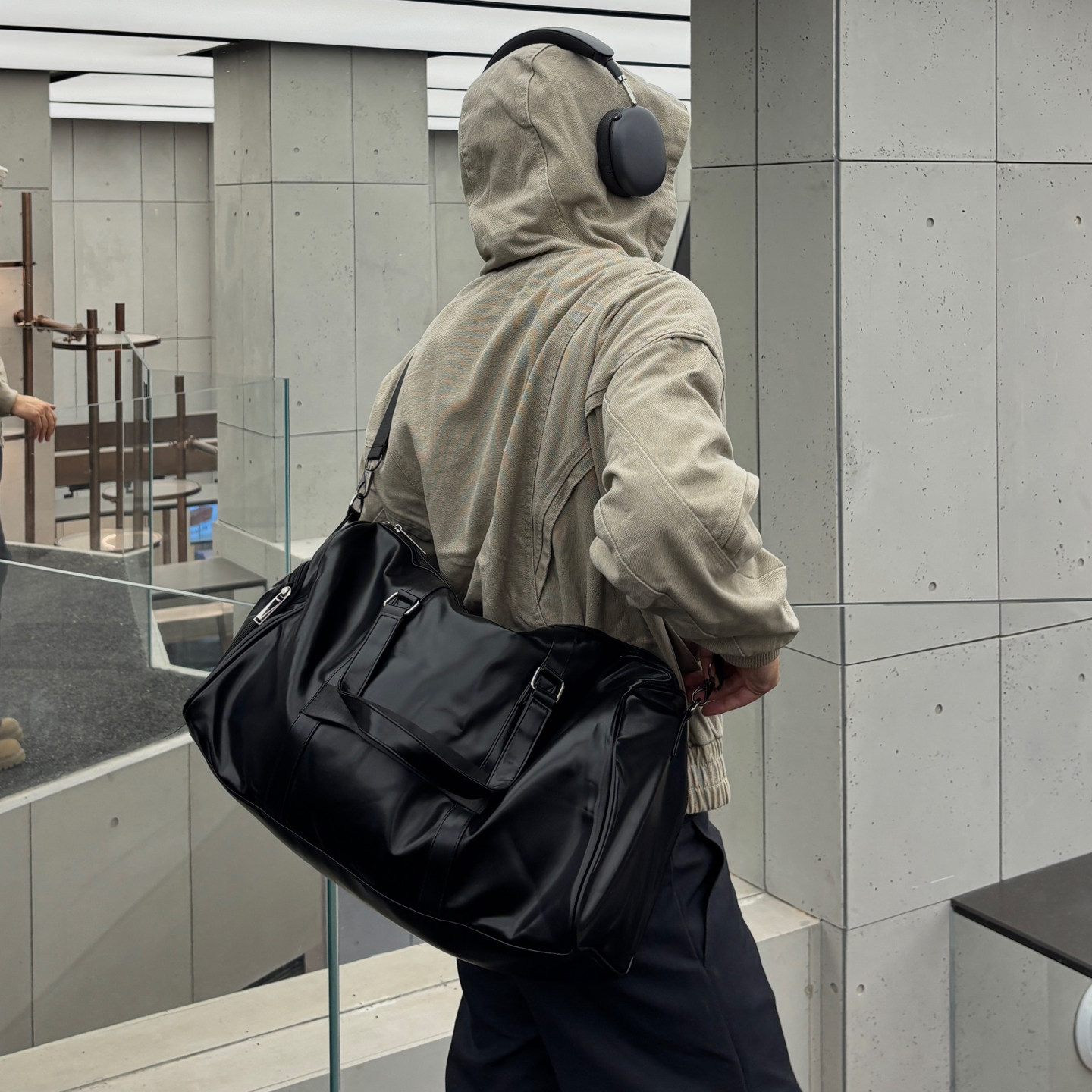 YUEN高级感休闲通勤休闲大容量斜挎皮质大包男女健身旅行挎包潮牌