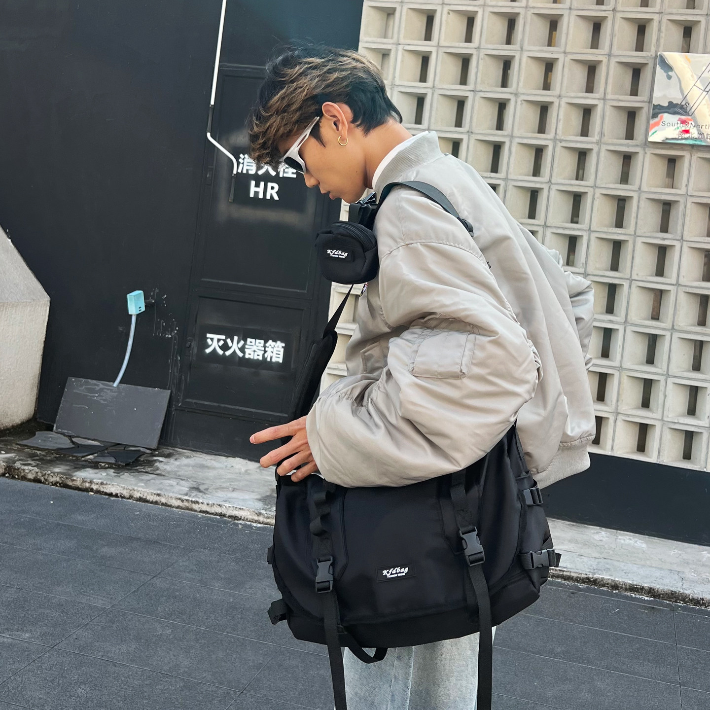 YUEN暗黑系原宿复古腋下大容量机车旅行挎包男女健身邮差包个性潮