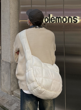 YUEN设计款羽绒云朵包复古挎斜挎单肩大容量泡芙轻便上课包男女潮