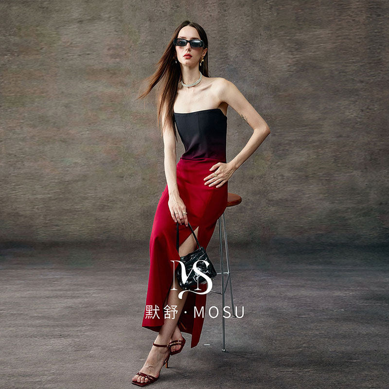 MOSU 过火红色渐变抹胸连衣裙女高级感小众华服订婚敬酒服礼服