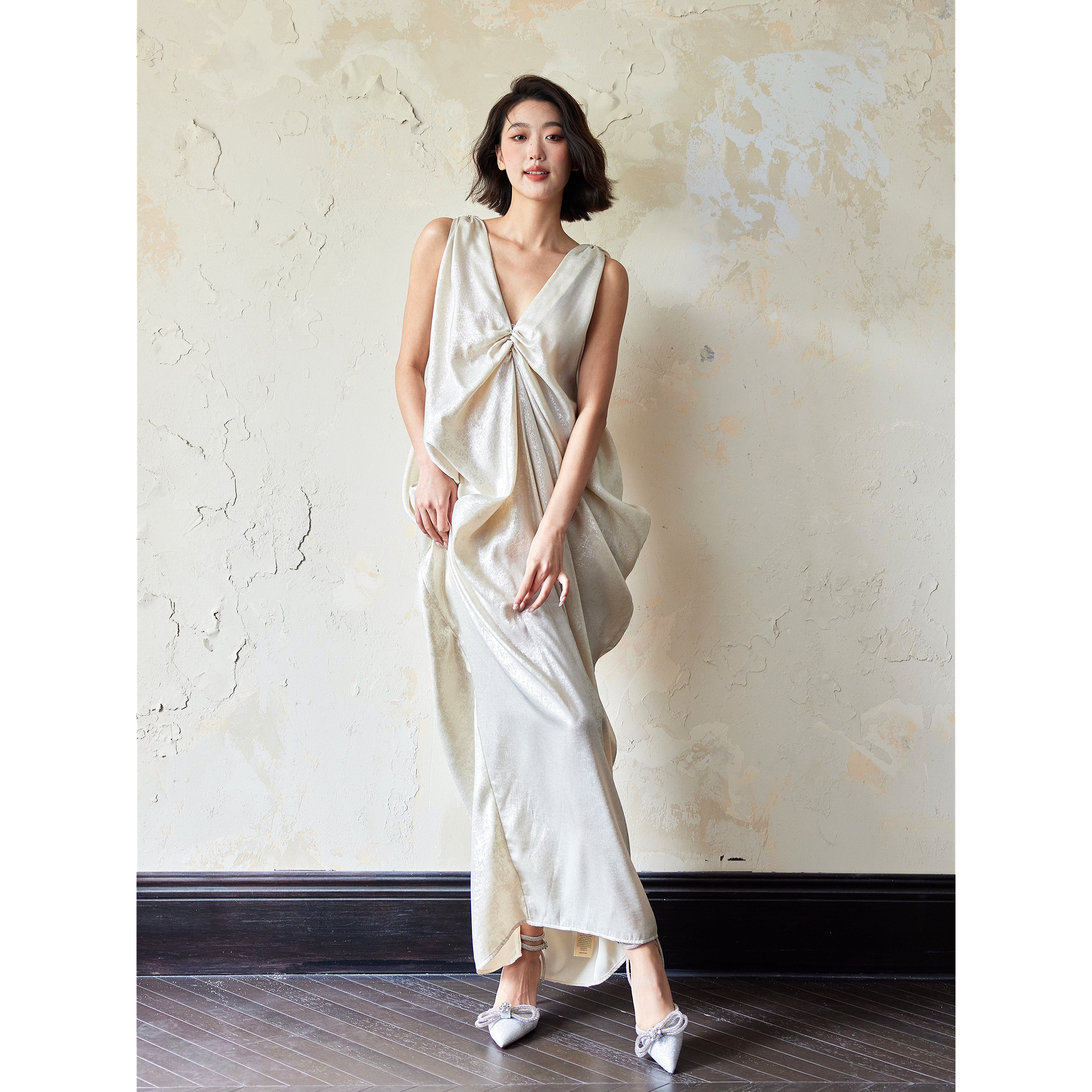 MOSU  珠光色背带V领无袖连衣裙女2026新款宽松遮肉长款一步裙子