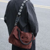 左千户包2025新款 斜挎包男大包简约通勤包高级感毛绒轻便手提包包