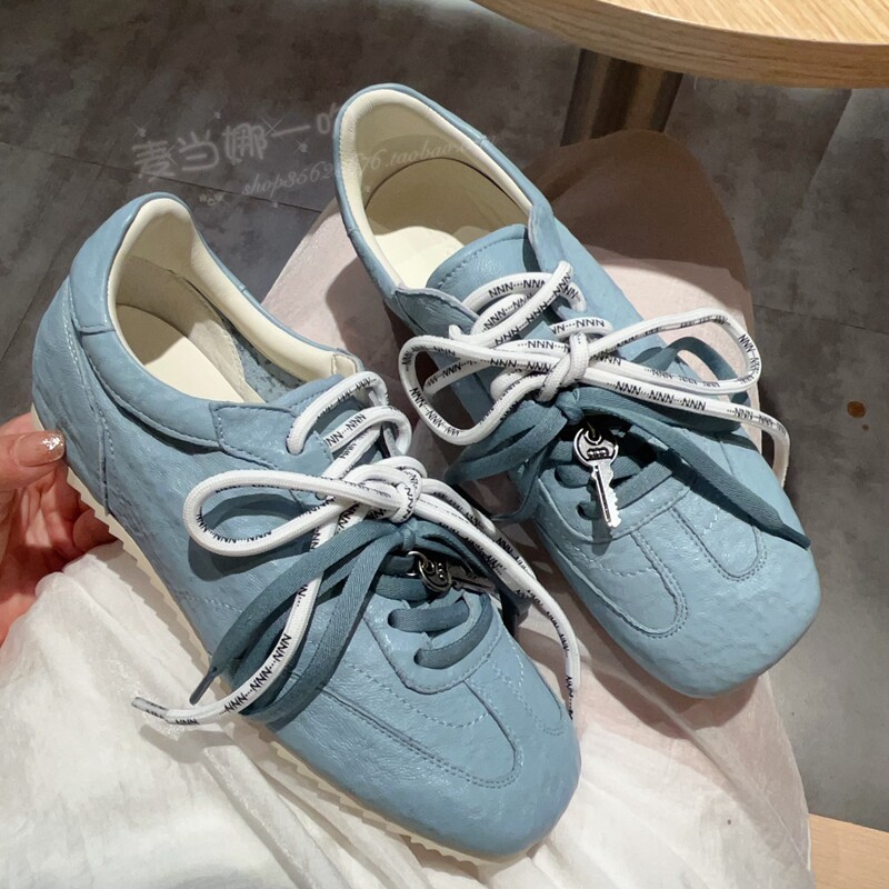 羊皮金属吊饰内增高德训休闲女鞋