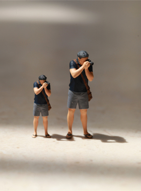 KING TOYS 短裤摄影男 1/87 1/64 1/43人偶车模场景搭配 预定