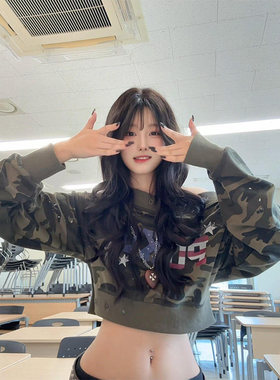 复古迷彩一字肩卫衣女春秋冬新款潮牌斜露肩辣妹短款前后两穿上衣