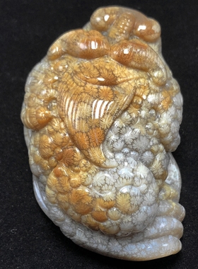 珊瑚玉俏色立体雕刻手把件如意锁