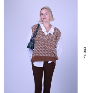 ETIK Nor瑞典V领宽松慵懒复古三角纹两边开叉毛衣上衣