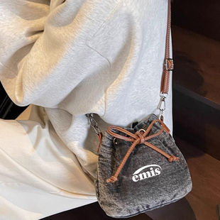 韩代正品emis质感斜挎包包女牛仔布复古小众设计抽绳单肩水桶包