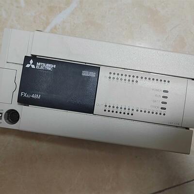 三菱PLCFX3U-48MT。底壳有点破损标签有点划伤询价