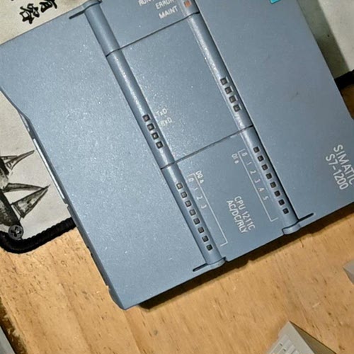 西门子PLC212-1BE40。实拍通电如图带一个通讯板询价