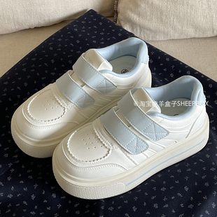 绵羊盒子魔术贴小白鞋2026年超火的鞋子厚底板鞋女学生百搭面包鞋