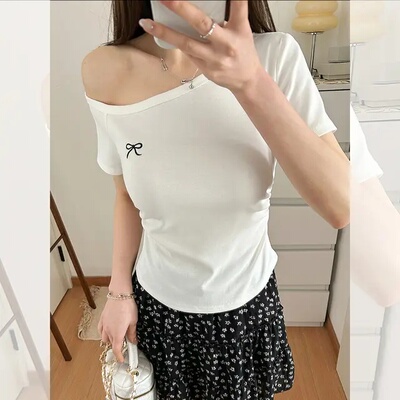 92棉8氨纶】纯欲刺绣斜肩露锁骨短袖t恤女夏季收腰抽褶打底衫上衣