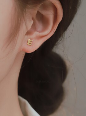 通体925纯银耳钉女英文字母螺丝拧扣小耳骨钉小众耳环INS2025新款