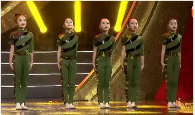 兵娃娃演出女童军人舞蹈迷彩服