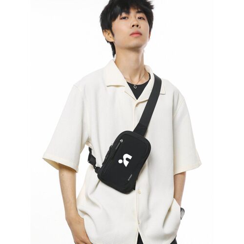 品牌正品2026新款胸包男