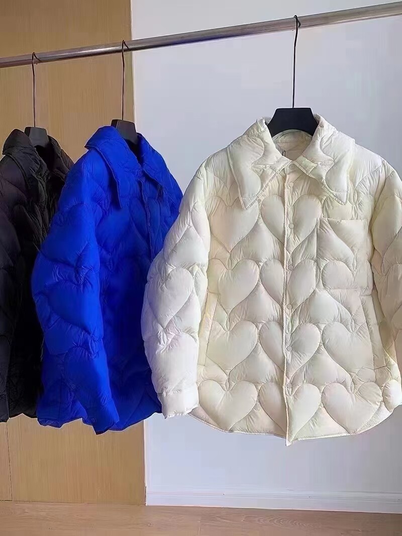 江南家同款2024冬新款衬衫领羽绒服女短款轻羽绒爱心宽松布衣外套