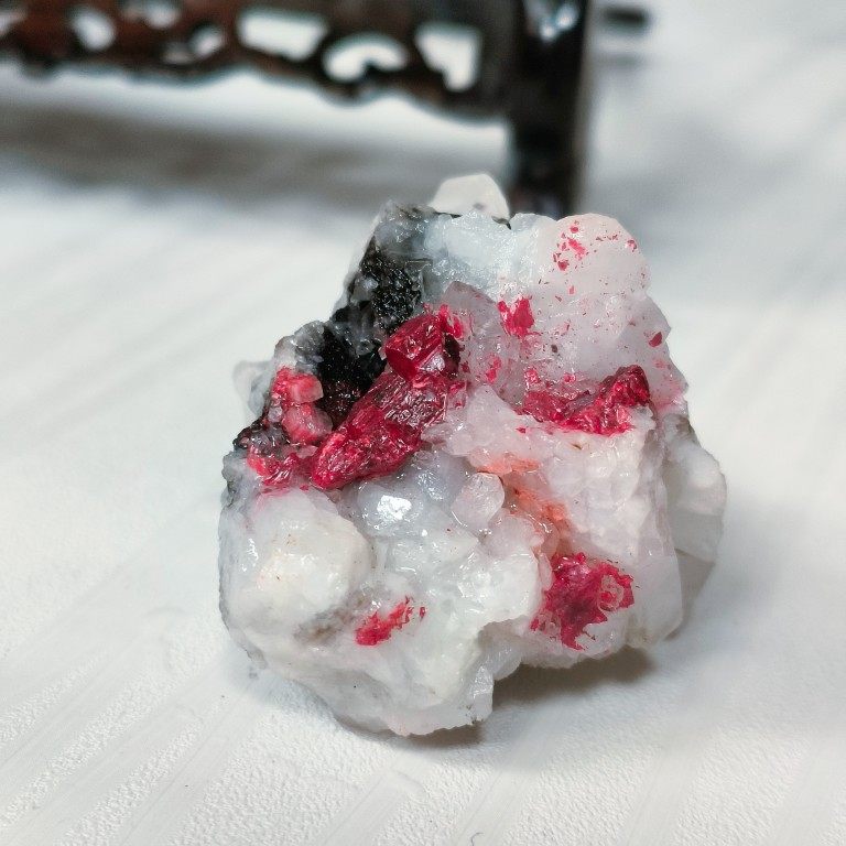 天然朱砂原矿晶体原石观赏石收藏小摆件全透红