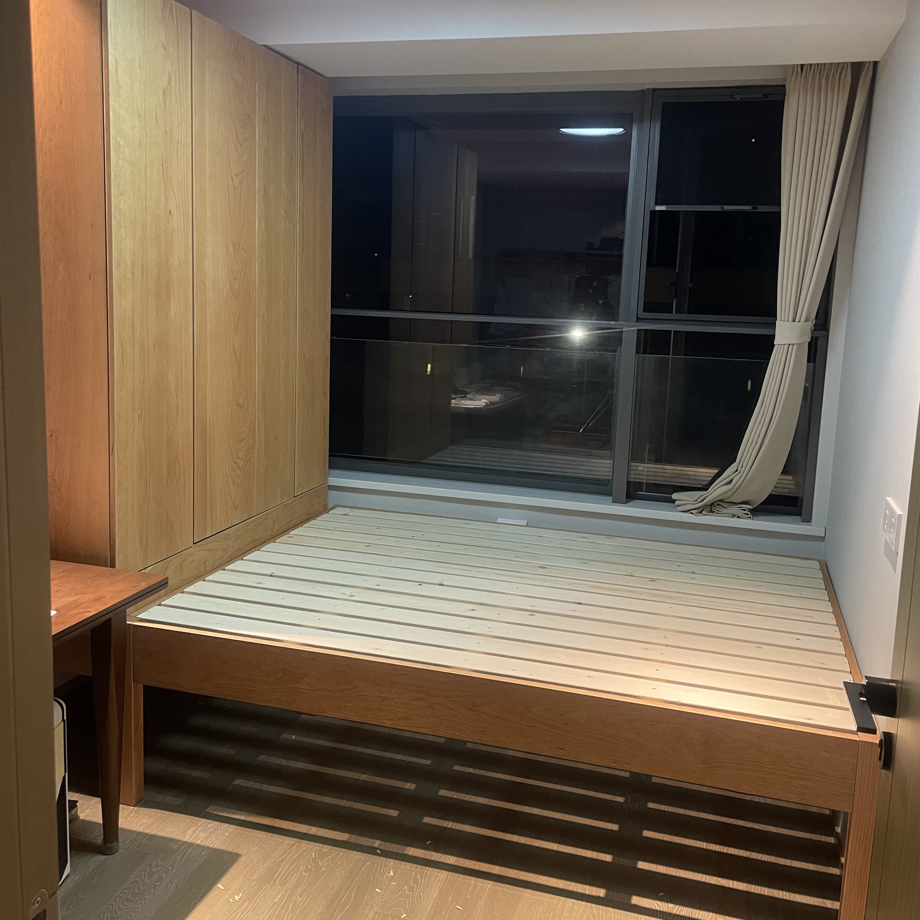 择木家具定制北欧简约樱桃木借用飘窗床次卧无床头床衣柜组合设计