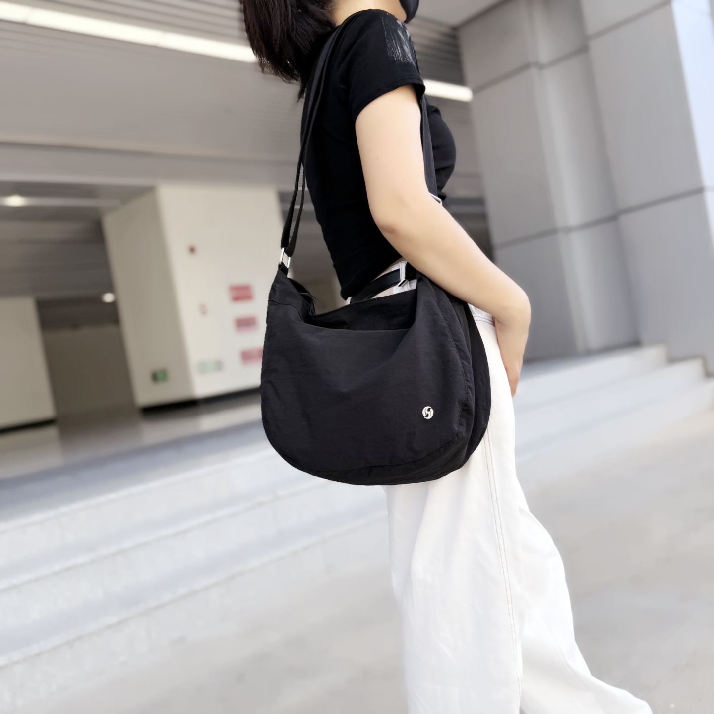 2025新款运动斜挎饺子包中性大包